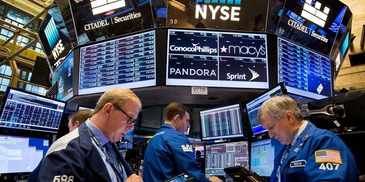 بعد رسوم ترامب الجمركية.. مؤشرات الأسواق الأمريكية تستهل التداولات بتراجعات حادة