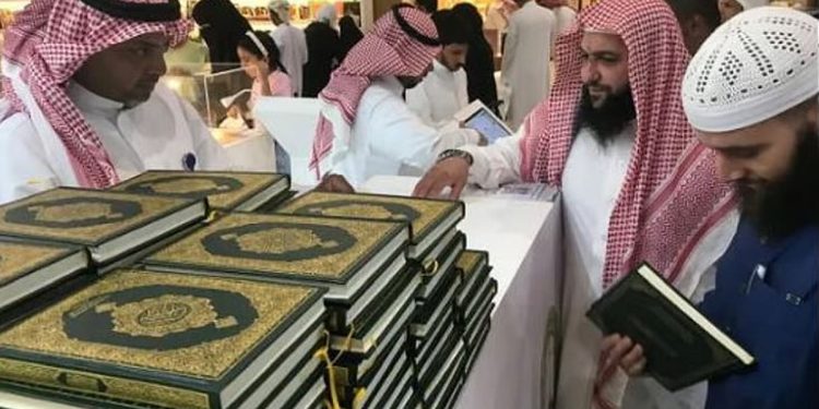 توزيع أكثر من 10 آلاف نسخة هدية خادم الحرمين الشريفين من «المصحف الشريف» بالمدينة المنورة