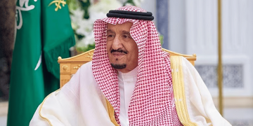 خادم الحرمين يمنح ميدالية الاستحقاق من الدرجة الثالثة لـ 115 مقيمًا لتبرعهم بالدم 10 مرات