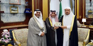 رئيس "الشورى" يتسلم درع رواد العمل القانوني بدول مجلس التعاون الخليجي