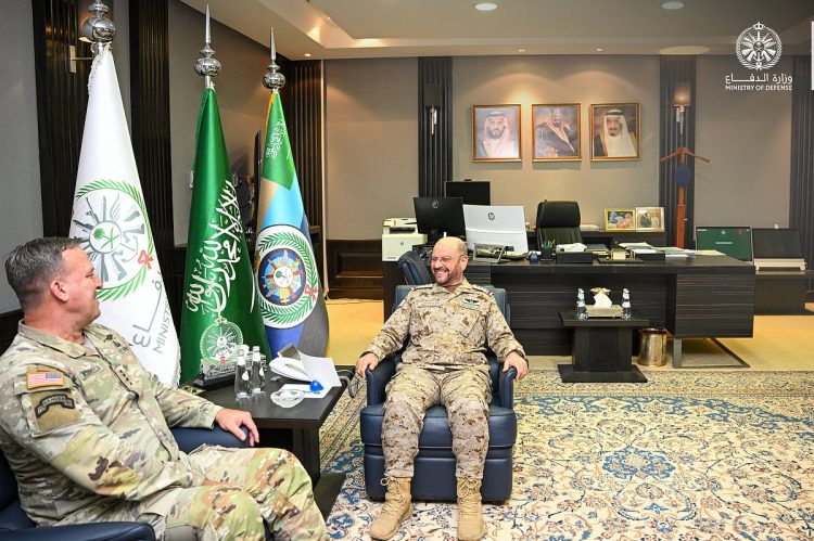 رئيس الأركان وقائد القيادة المركزية الأمريكية يستعرضان تعزيز الشراكة العسكرية