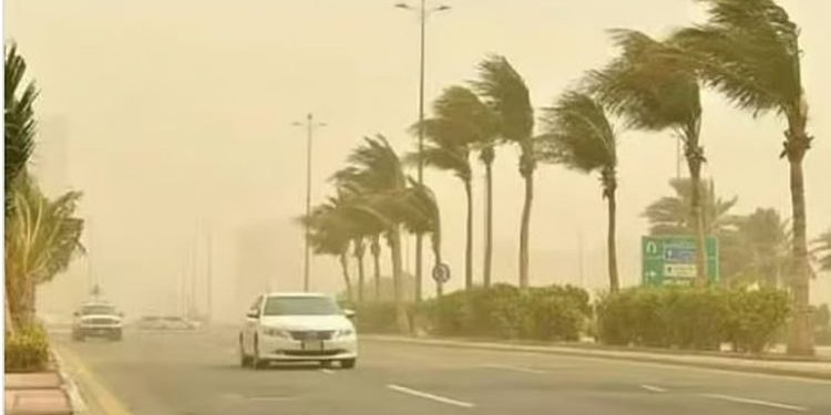طقس المملكة الثلاثاء: رياح نشطة مثيرة للأتربة والغبار وسماء غائمة على عدة مناطق