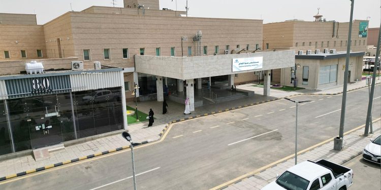 فريق جراحة المسالك البولية بمستشفى صبيا العام يستأصل ورم كبير من كلية خمسيني
