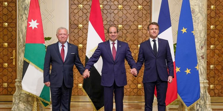 ماكرون والسيسي وعبد الله الثاني: الحكم في غزة ينبغي أن يكون «للسلطة الفلسطينية الممكنة»