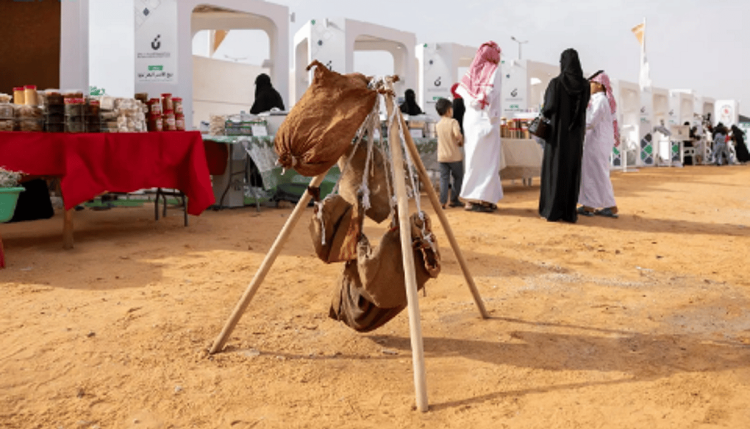 مزاد الإبل بالجوف يعيد حرفة "الصميل" إلى الواجهة