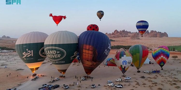 مناطيد العُلا.. رحلات تحلق بين الطبيعة والتراث