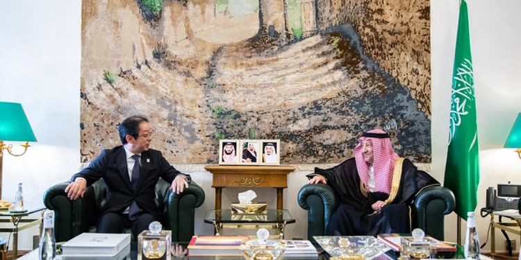 نائب وزير الخارجية يبحث تعزيز التعاون مع مساعد وزير الخارجية الياباني