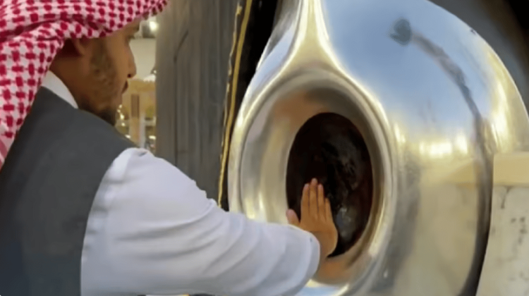وزارة الحج تنبه المعتمرين بشأن إطالة محاذاة الحجر الأسود
