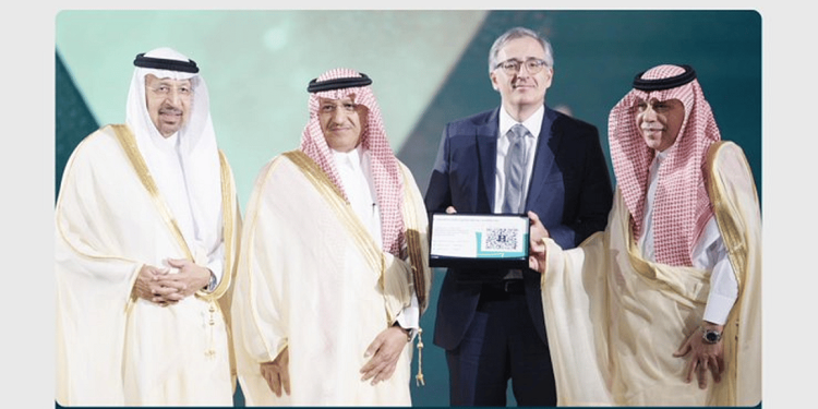 وزير التجارة يسلّم كلية لندن للأعمال سجلها التجاري لبدء أعمالها في الرياض