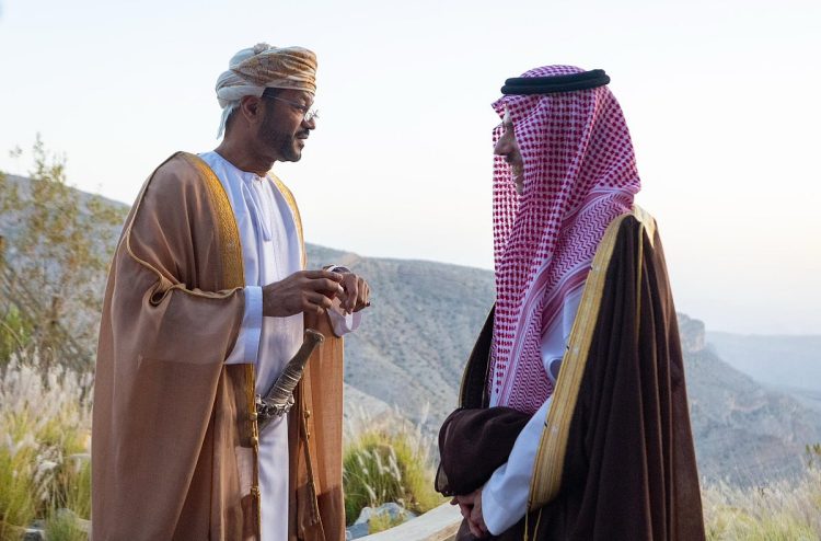 وزير الخارجية يزور منفذ الربع الخالي الحدودي