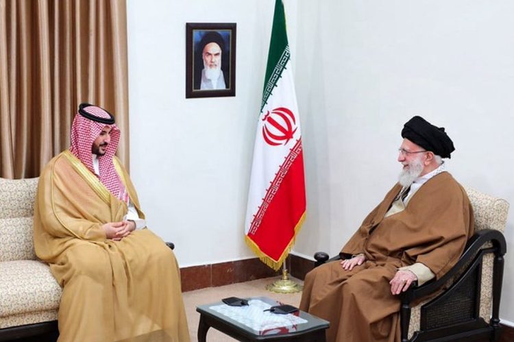 وزير الدفاع ينقل رسالة من خادم الحرمين إلى المرشد الإيراني ويؤكد: ناقشنا القضايا المشتركة