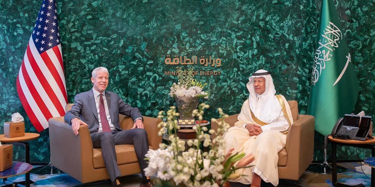 وزير الطاقة يبحث مع نظيره الأمريكي تبادل خبرات البلدين لتعزيز جهود التحول لأنظمة طاقة أكثر استدامة
