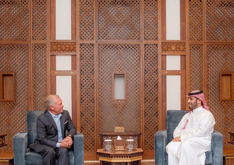 ولي العهد يستعرض العلاقات الأخوية وتطورات الأوضاع بالمنطقة مع  ملك الأردن