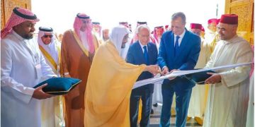 لتعزيز التواصل الديني والثقافي بين المملكتين.. وزير الشؤون الإسلامية يفتتح معرض جسور في المغرب