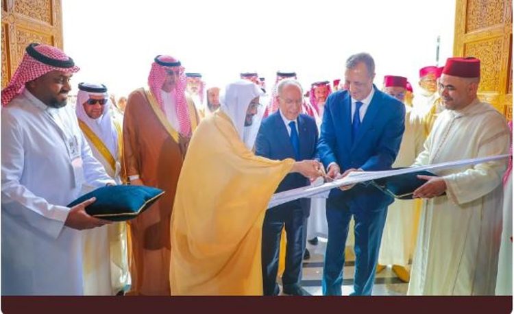 لتعزيز التواصل الديني والثقافي بين المملكتين.. وزير الشؤون الإسلامية يفتتح معرض جسور في المغرب