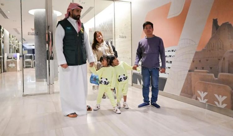 إنفاذًا لتوجيهات خادم الحرمين الشريفين ولي العهد.. وصول التوأم الملتصق الفلبيني «كليا وموريس آن» إلى الرياض