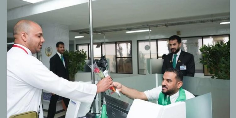 أولى رحلات المستفيدين من مبادرة «طريق مكة» تغادر المملكة المغربية