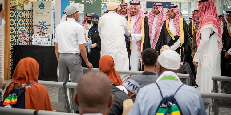 أمير المدينة المنورة يتفقّد سير الأعمال التشغيلية في محطة قطار الحرمين السريع