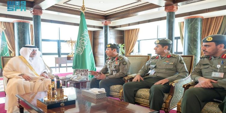 أمير تبوك يستقبل مدير عام الجوازات