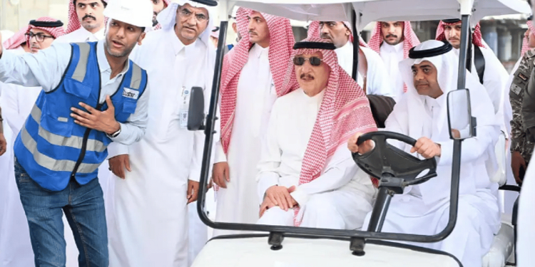أمير جازان يتفقد سير العمل بمشروع مطار الملك عبدالله الدولي الجديد بجازان