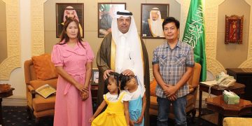 إنفاذًا لتوجيه خادم الحرمين.. سفير المملكة بالفلبين يستقبل التوأم السيامي "كليا وموريس"