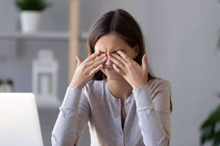 استشاري يوضح نصائح للحفاظ على سلامة العيون خلال نشاط الرياح المحملة بالأتربة والغبار