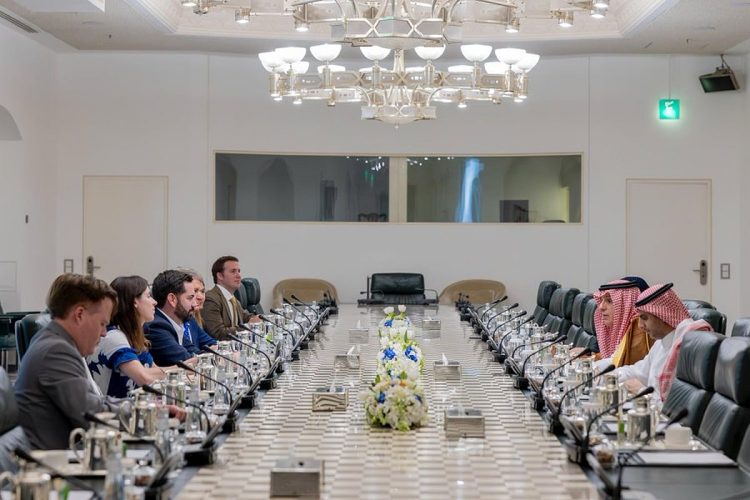 الجبير يبحث العلاقات الثنائية مع وفد من مجلس النواب الأمريكي