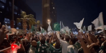 جماهير الأهلي تحتفل بلقب «أبطال آسيا» وتترقّب وصول حافلة الأبطال (فيديو)