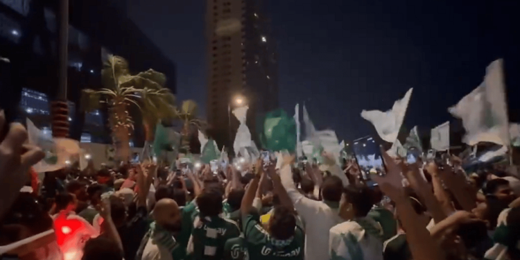 جماهير الأهلي تحتفل بلقب «أبطال آسيا» وتترقّب وصول حافلة الأبطال (فيديو)