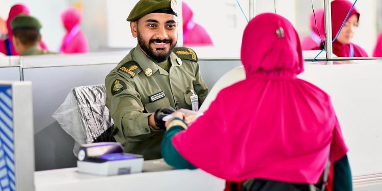 جوازات مطار الأمير محمد بن عبدالعزيز بالمدينة المنورة تستقبل أولى رحلات حجاج الصين