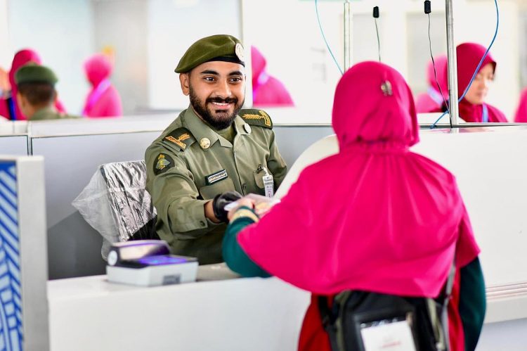 جوازات مطار الأمير محمد بن عبدالعزيز بالمدينة المنورة تستقبل أولى رحلات حجاج الصين 