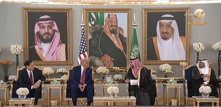 حديث ودي على القهوة السعودية بين ولي العهد وترامب في استراحة صالة التشريفات بمطار الملك خالد