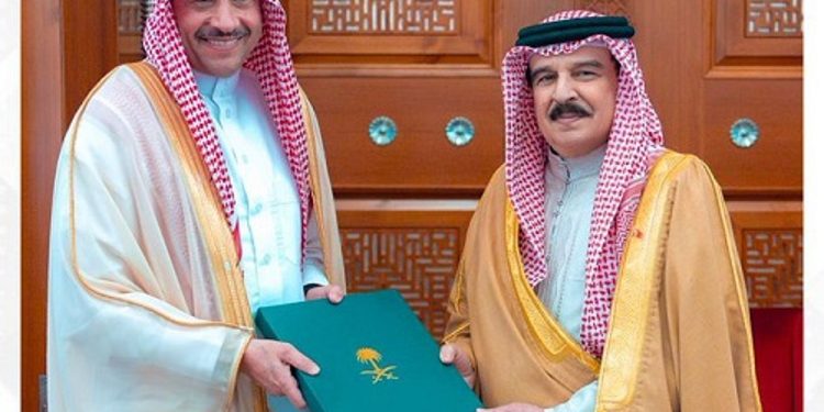 رسالة خطية من خادم الحرمين الشريفين لملك البحرين لحضور القمة الخليجية الأمريكية في الرياض