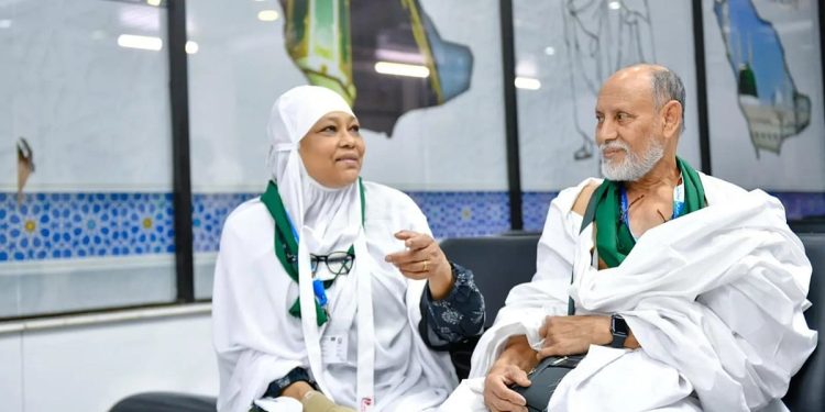زوجان بنجلاديشيان .. رحلة من أمريكا إلى مكة المكرمة لأداء الحجة الأولى عبر مبادرة طريق مكة