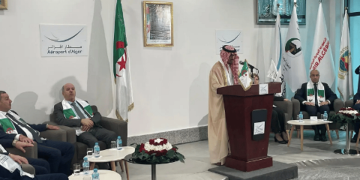 سفير المملكة لدى الجزائر يشارك في توديع الفوج الأول من ضيوف الرحمن