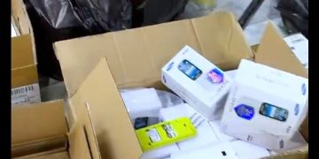 ضبط أكثر من 35 ألف منتج مغشوش لهواتف ذكية وملحقاتها في الرياض