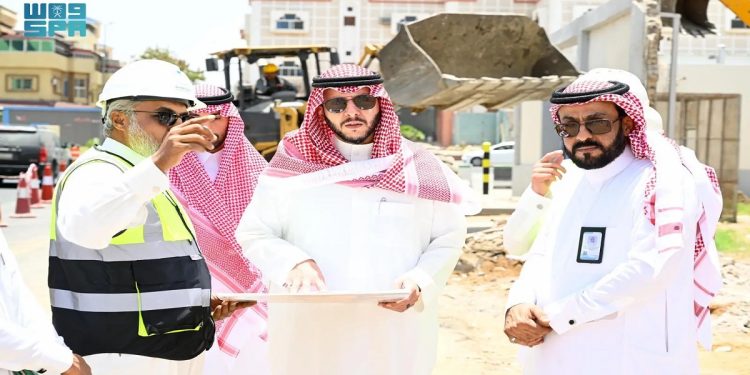 محافظ الطائف يتفقّد توسعة شارعي شهار والستين