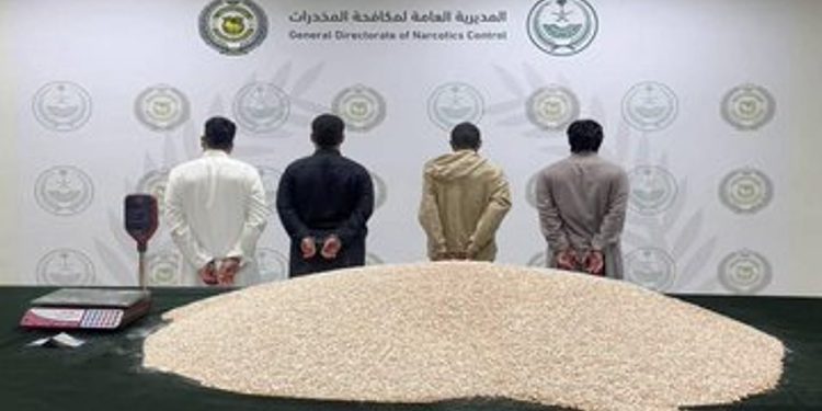 مخبأة في شحنة طاولات.. ضبط أكثر من 1.5 مليون قرص من مادة الإمفيتامين بالرياض