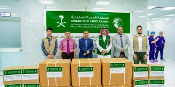 مركز الملك سلمان للإغاثة يسلّم الدفعة الرابعة من محاليل ومستلزمات الاستصفاء الدموي لمركز المكلا للكلية الصناعية بحضرموت