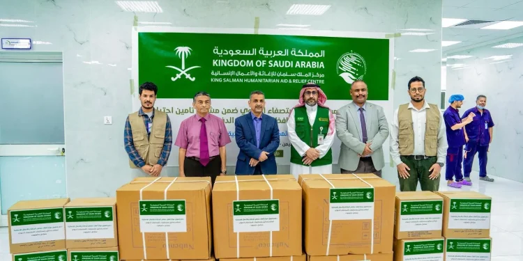 مركز الملك سلمان للإغاثة يسلّم الدفعة الرابعة من محاليل ومستلزمات الاستصفاء الدموي لمركز المكلا للكلية الصناعية بحضرموت
