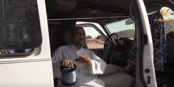 مواطن يبهر المحترفين بالصيد على كرسي متحرك