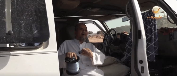 مواطن يبهر المحترفين بالصيد على كرسي متحرك