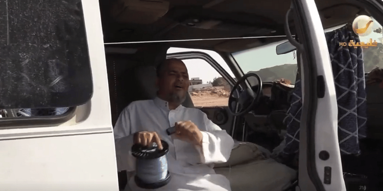 مواطن يبهر المحترفين بالصيد على كرسي متحرك
