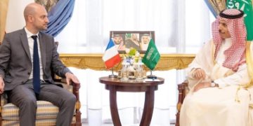 وزير الخارجية ونظيره الفرنسي يبحثان المستجدات الإقليمية والدولية