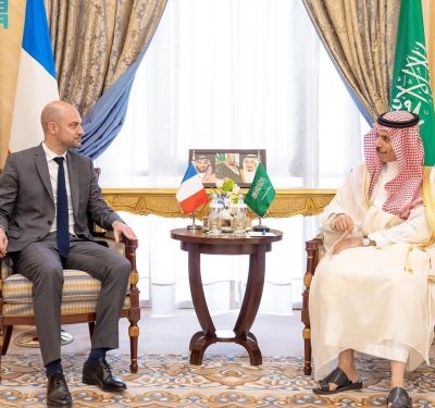 وزير الخارجية ونظيره الفرنسي يبحثان المستجدات الإقليمية والدولية