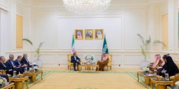 وزير الخارجية يبحث مع نظيره الإيراني آخِر التطوُّرات الإقليمية