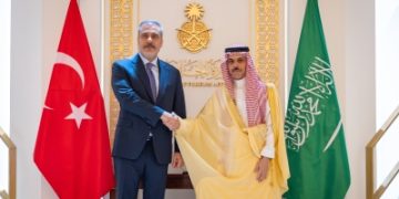 وزير الخارجية يبحث مع نظيره التركي تكثيف آليات التعاون