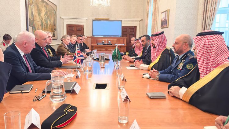 وزير الدفاع يبحث التعاون العسكري والدفاعي مع نظيره البريطاني