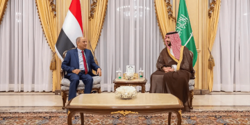 وزير الدفاع يلتقي رئيس مجلس الوزراء اليمني ويستعرضان مستجدات الأوضاع