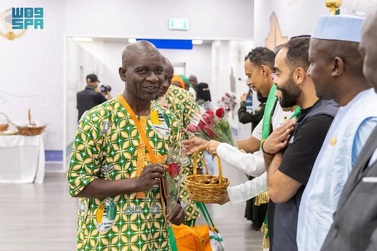وصول أولى رحلات «طريق مكة» من كوت ديفوار إلى مطار الأمير محمد بن عبدالعزيز بالمدينة المنورة